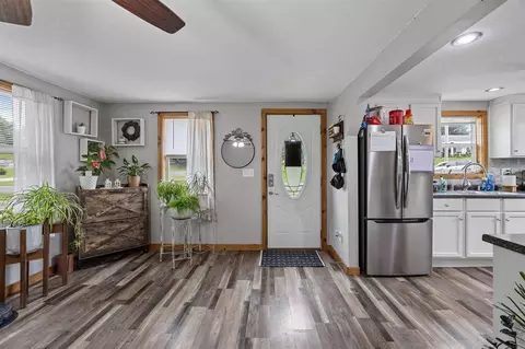 Entry Way - 505 E 2nd St, Vinton, IA 52349 photo 2 of 3