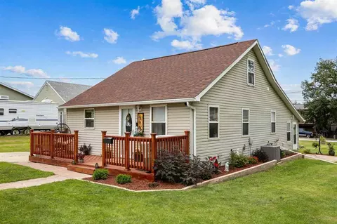 Exterior - 505 E 2nd St, Vinton, IA 52349 photo 2 of 7