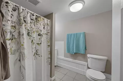 Bath - 505 E 2nd St, Vinton, IA 52349 photo 3 of 4