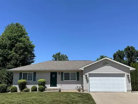 618 Pepper Dr, Iowa City, IA 52240