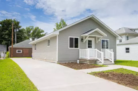 211 E 2nd St, Washington, IA 52353