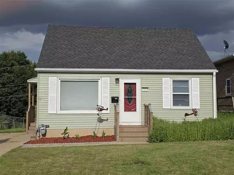 2219 Hamilton St SW, Cedar Rapids, IA 52404