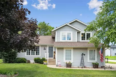 7635 Quail Trl NE, Cedar Rapids, IA 52402