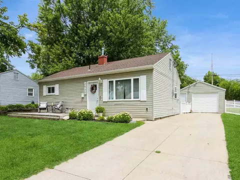 2525 SW Linwood St, Cedar Rapids, IA 52404