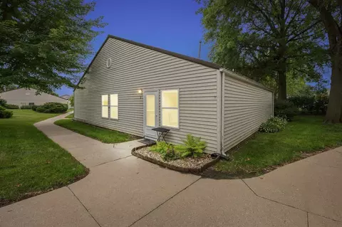 1220 Village Rd #1, Iowa City, IA 52240