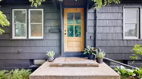 910 3rd Ave, Iowa City, IA 52245