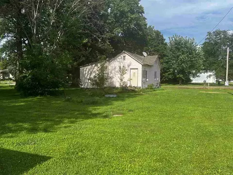107 S Farmer St, Brighton, IA 52540