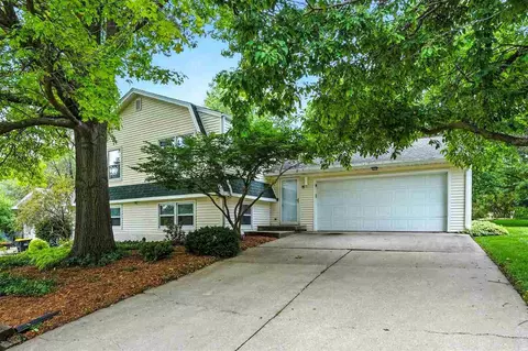 1129 Village Farm Ct, Iowa City, IA 52240