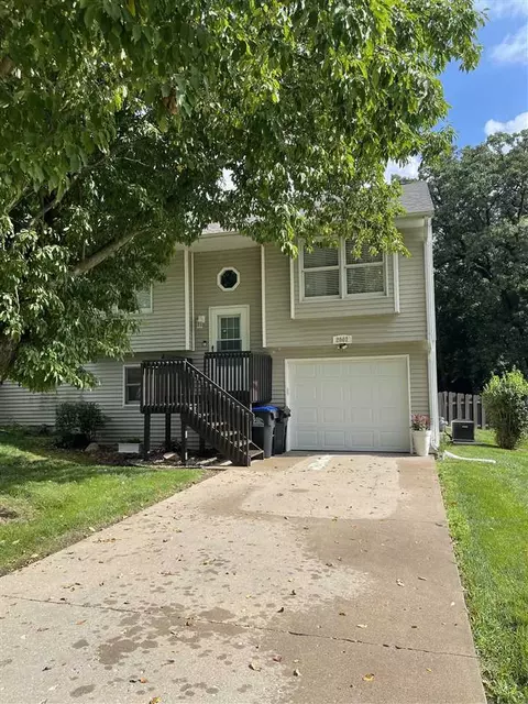 2002 Southridge Dr, Coralville, IA 52241