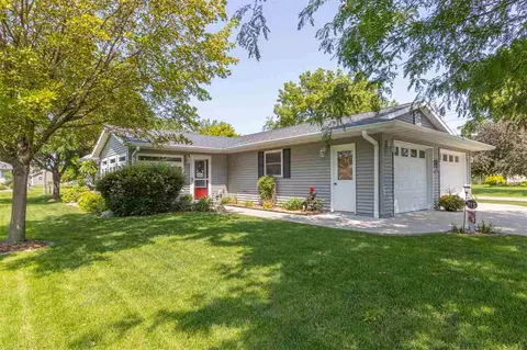 915 N 8th Ave, Washington, IA 52353
