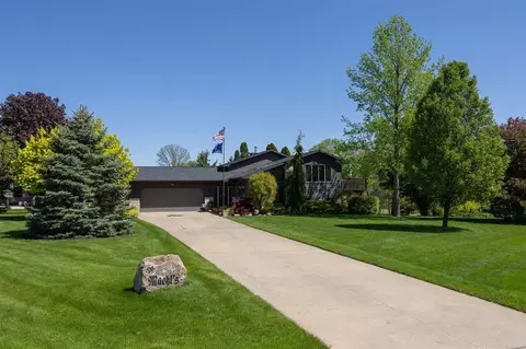 3840 Holly Dr SW, Cedar Rapids, IA 52404