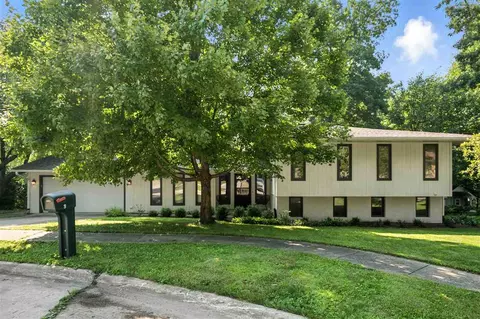 9 Wellesley Way, Iowa City, IA 52245