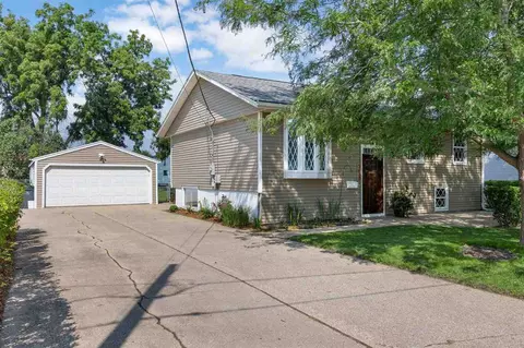 5630 Briarwood St SW, Cedar Rapids, IA 52404
