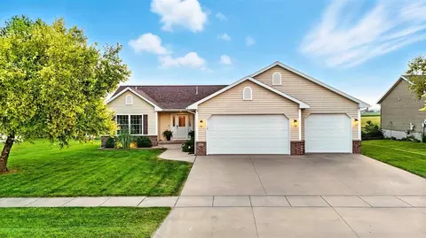 805 W 2nd St, Kalona, IA 52247