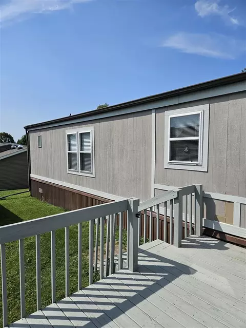 8 Expo Dr, Iowa City, IA 52240