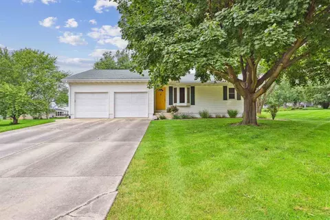 811 Iowa St, Center Point, IA 52213