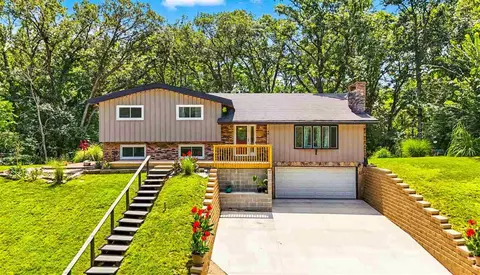 1175 Oakview Dr, Columbus Junction, IA 52738