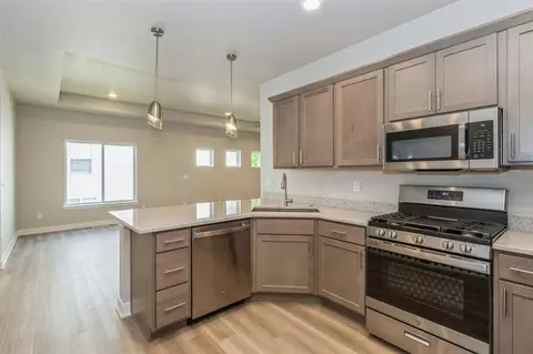 Kitchen - 1010 Switchgrass Ln, Ely, IA 52227 photo 2 of 2