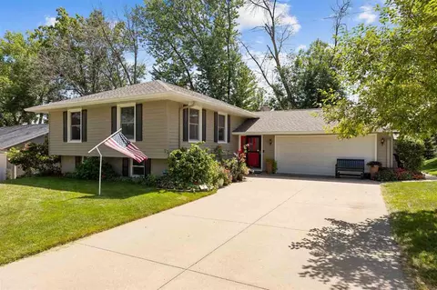 201 Brentwood Dr NE, Cedar Rapids, IA 52402