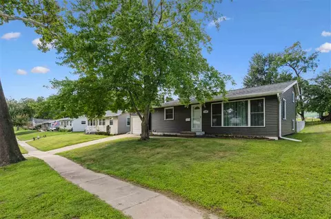 1241 38th St SE, Cedar Rapids, IA 52403