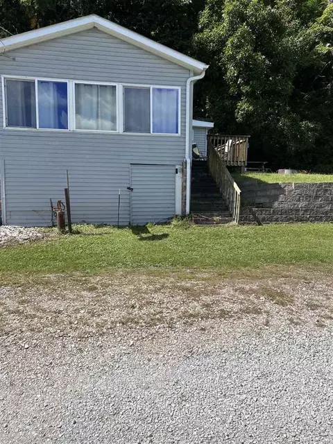 9643 F Ave, Wapello, IA 52653