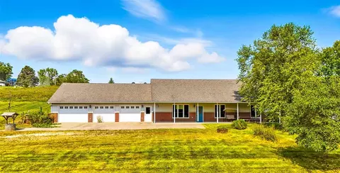 2556 S S Ave, Williamsburg, IA 52361