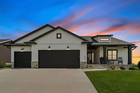 1070 Sunrise Dr, Ely, IA 52227