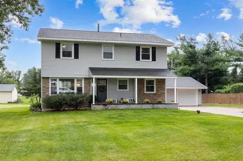 745 Eastview Dr, Robins, IA 52328