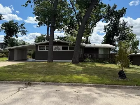 2305 Fairlane Dr NE, Cedar Rapids, IA 52402