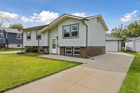 4517 Pineview Dr NE, Cedar Rapids, IA 52402 photo 3