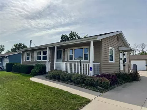 915 W 10th Ave, Marion, IA 52302