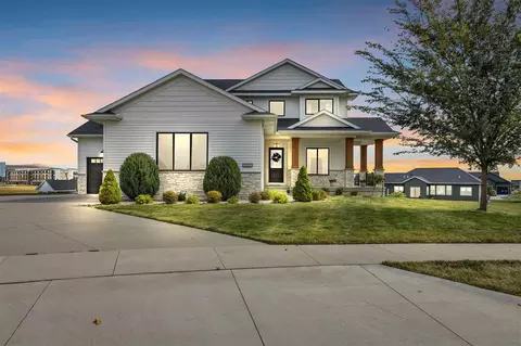 1702 Green Oak Cir, Tiffin, IA 52340