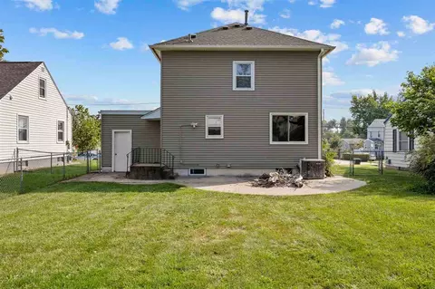 Exterior - 1032 34th St NE, Cedar Rapids, IA 52402 photo 5 of 6