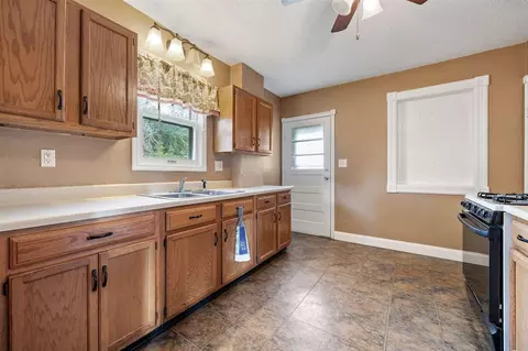 Entry Way - 1032 34th St NE, Cedar Rapids, IA 52402 photo 1 of 2
