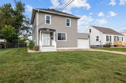 1032 34th St NE, Cedar Rapids, IA 52402