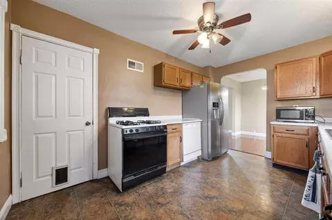 Entry Way - 1032 34th St NE, Cedar Rapids, IA 52402 photo 2 of 2
