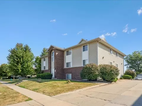 182 W Side Dr, Iowacity, IA 52246