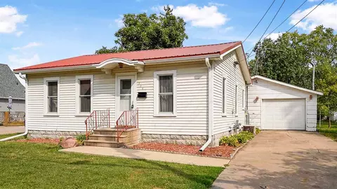 308 E Van Buren St, Washington, IA 52353