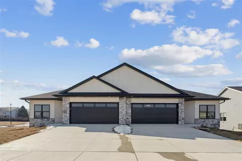 2 Lazy Brook Dr, West Branch, IA 52358