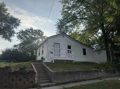 702 S B Ave, Washington, IA 52353