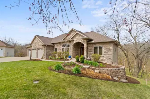 941 Timber Ridge Ct, Coralville, IA 52241