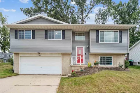 305 Valleyview Dr, Marion, IA 52302