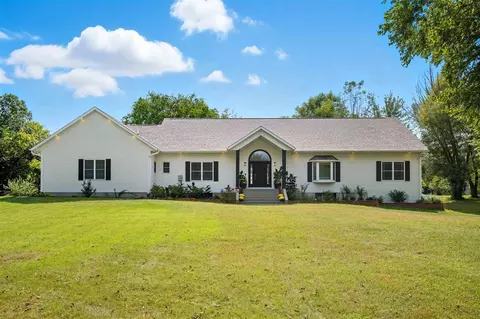 1275 E Knoll Dr, Robins, IA 52328