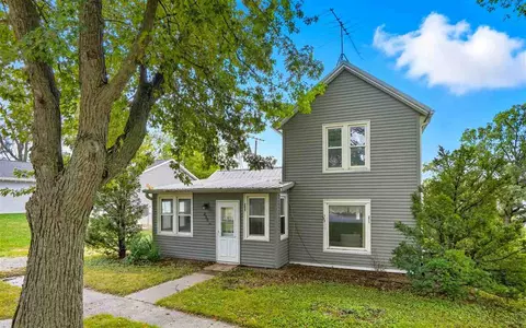 255 E Oak St, North English, IA 52316