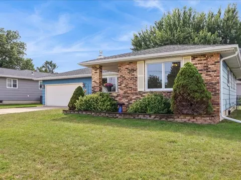 2543 29th Ave, Marion, IA 52302