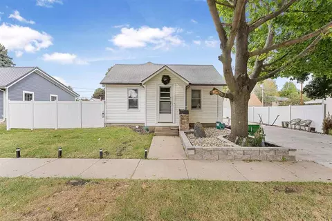 626 E Madison St, Washington, IA 52353