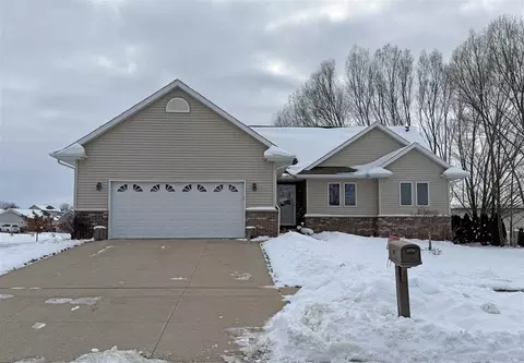 149 Country Club Ct, Anamosa, IA 52205