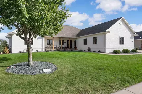 1350 Huntington Hills Dr, Marion, IA 52302