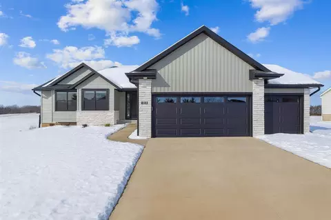 3660 Mclain Way, Hiawatha, IA 52233