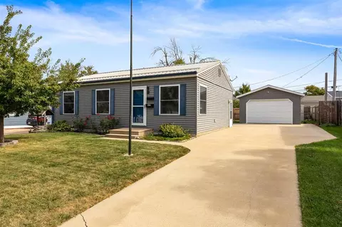 425 Day St NW, Cedar Rapids, IA 52405